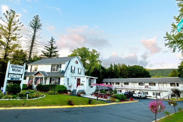 Willows Motel image 20